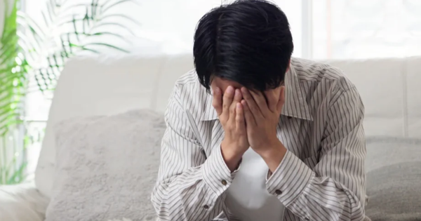 Bố bệnh nằm một chỗ, mẹ cầu xin tôi về ở chung, nhưng vợ lại nói thẳng: Về là ly hôn