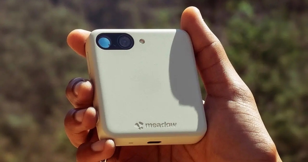 Điện thoại trông như iPhone 5c bẻ đôi, cắt hết tính năng, không mạng xã hội, email công việc, giá từ 10 triệu