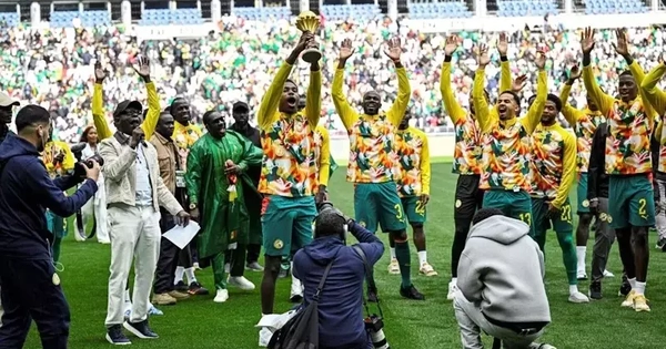 Senegal mừng cúp vô địch Cúp bóng đá châu Phi tại Paris