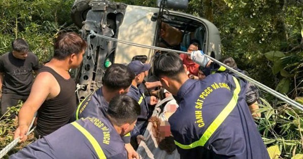 Xe khách chở 26 người lao xuống vực, nhiều người bị thương