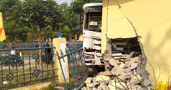 Xe đầu kéo tông sập tường rào, nhà bảo vệ trường mầm non
