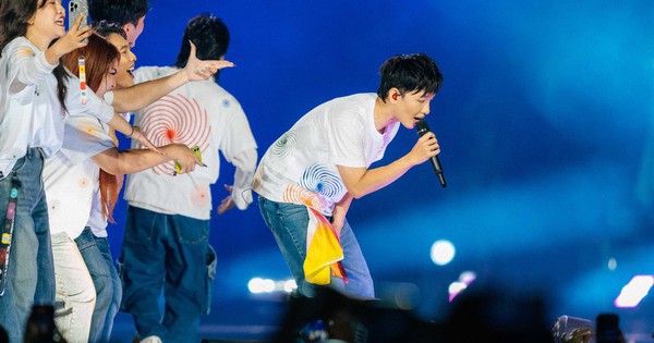 Nam ca sĩ cúi đầu trước gần 10 nghìn người