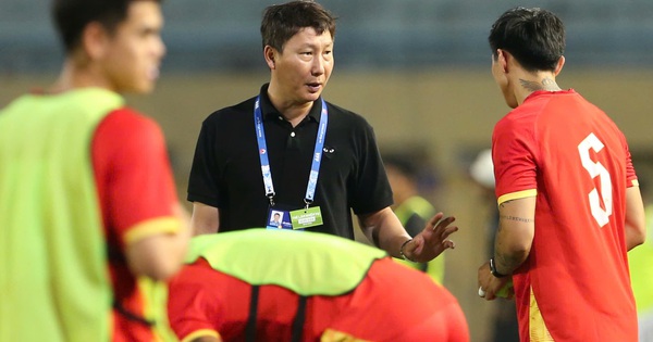 Họp báo Việt Nam vs Malaysia: HLV Kim Sang-sik hé lộ đội hình tuyển Việt Nam?