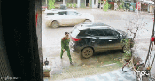 Clip 23 giây về chiến sĩ công an và hai con gây chú ý