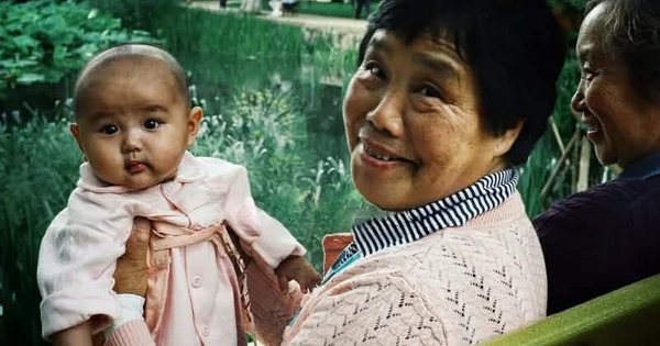 Câu chuyện ở công viên phơi bày 1 kiểu "lợi dụng" cha mẹ tinh vi của con cái