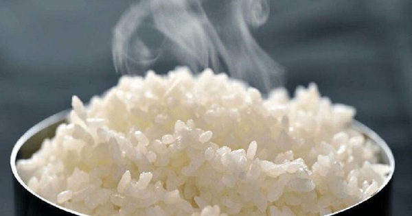 Khi nấu cơm, tại sao lại cho thêm giấm trắng và dầu ăn?