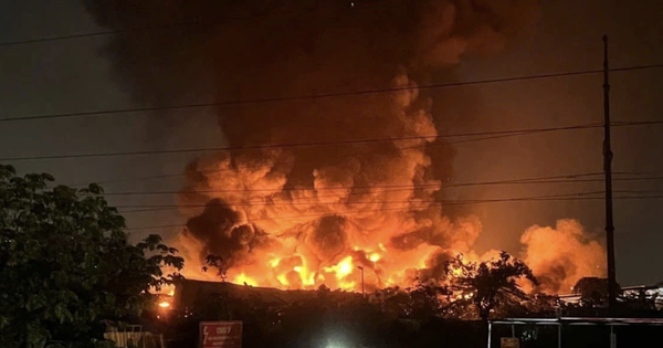 Cháy kho xưởng giữa đêm ở Hà Nội: Lửa đỏ rực, khói đen phủ kín khu vực đến sáng