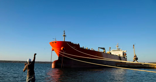 Được Mỹ 'bật đèn xanh', tàu chở hơn 700.000 thùng dầu Nga lập tức đi thẳng đến Cuba, báo tin cực vui cho Havana