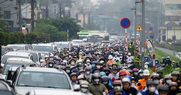 Cầu Long Biên tạm dừng, Chương Dương quá tải: Người dân mệt mỏi chôn chân giữa dòng xe ùn tắc