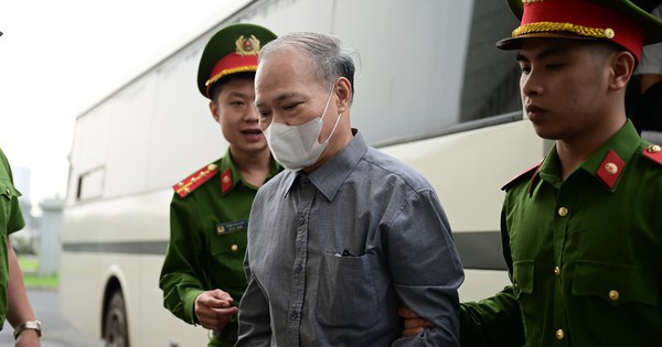 Hình ảnh cựu Thứ trưởng Hoàng Văn Thắng bị dẫn giải đến tòa