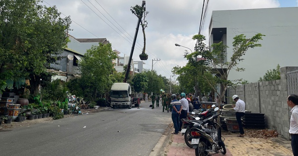 Xe cẩu dời cây xanh vướng dây điện phát nổ ở Lâm Đồng, tài xế tử vong