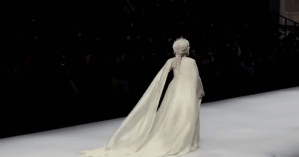 60 tuổi vẫn lên đồ như công chúa, cả Trung Quốc có đúng 1 người: Thời gian không lưu dấu vết, góc nào cũng nét căng