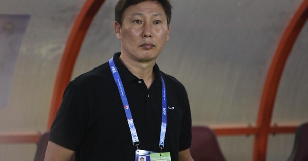 "Chiến binh toàn năng" báo tin xấu cho HLV Kim Sang-sik trước ngày đấu Malaysia