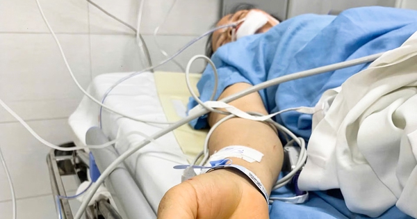 Dông lốc quật đổ cây, nữ công nhân môi trường cứu 2 học sinh rồi bị trọng thương