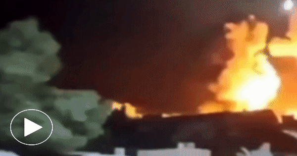 Khoảnh khắc tên lửa Iran dội xuống nhà máy hóa chất Israel, lửa bốc ngùn ngụt