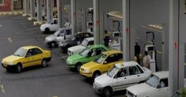 Thiếu xăng dầu kéo dài, người Iran đưa "vũ khí sinh tồn" xuống phố: Nhìn qua cứ ngỡ đến từ tương lai