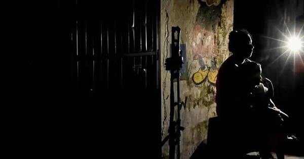 Thiếu hụt xăng dầu, 1 quốc gia châu Á ra lệnh tắt hết đèn đường và biển quảng cáo để tiết kiệm năng lượng