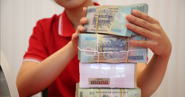 Người dân ồ ạt gửi tiền vào ngân  hàng