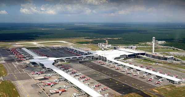 Giữa khủng hoảng nhiên liệu, láng giềng Việt Nam vẫn bán vé bay khứ hồi chỉ 900.000 đồng