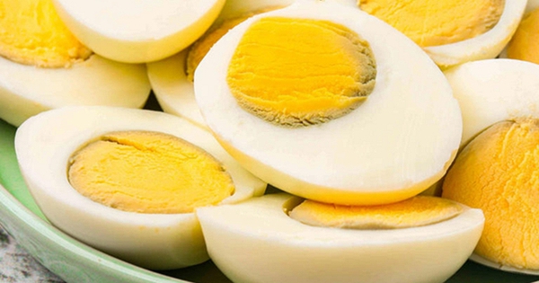 Trứng luộc có vòng màu xanh quanh lòng đỏ có an toàn để ăn không?