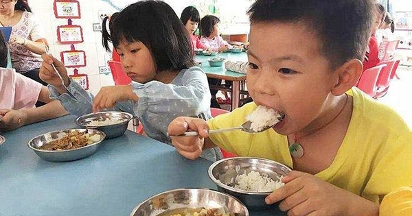 Dặn con bí mật chụp ảnh bữa ăn bán trú, bà mẹ tá hoả khi xem ảnh: Thế cũng xứng gọi là 