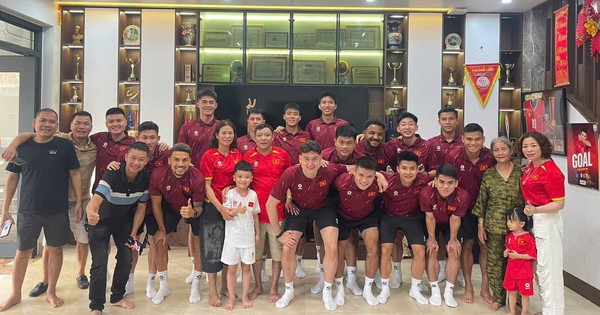 Dàn ngôi sao ĐT Việt Nam đến thăm căn biệt thự Tuấn Hải xây cho bố mẹ, bên trong thế nào mà Duy Mạnh còn phải xuýt xoa