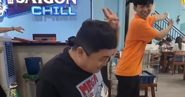 Không nói tiếng Việt hay Google dịch, khách Hàn làm 1 hành động lạ khiến nhân viên lập tức hiểu ý: 90.000 người xem xong phải “há hốc”