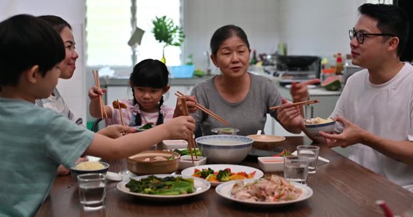 Muốn nhìn rõ “tầng lớp” của một gia đình, hãy đến nhà họ ăn một bữa là biết…