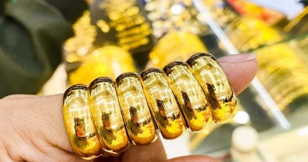 Giá vàng "bốc hơi" 200 USD chỉ sau một đêm, vàn...