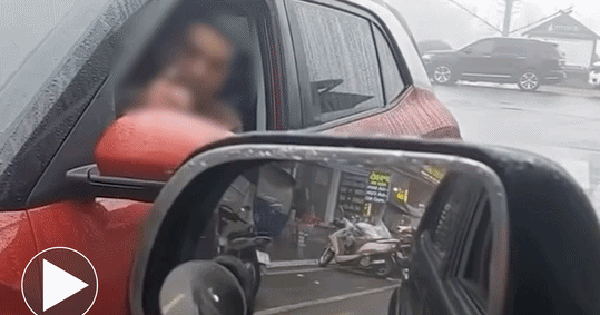 Tài xế ô tô đi ngược chiều còn ngang ngược khóa xe giữa đường thách thức "thích đỗ cả ngày"