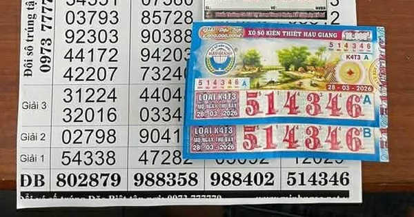 Đôi vợ chồng trùm kín mít đến đại lý vé số, mang về số tiền “khủng”