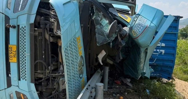 CLIP: Khoảnh khắc xe container tông xe máy, 3 người tử vong