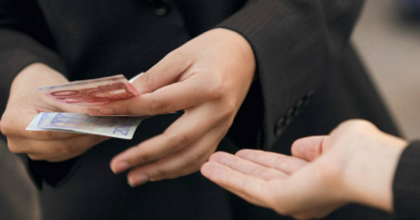 Có phải tôi bị chồng "bạc đãi" quá lâu nên giờ đột nhiên được anh cho thêm tiền, tôi lại thấy bất an?