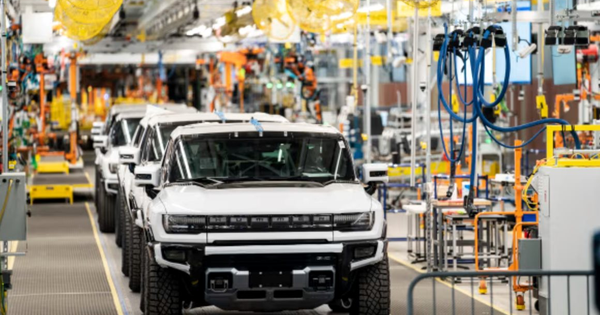 Ngành xe điện bất định chưa từng có: 20 tỷ USD đầu tư 'bốc hơi' chỉ trong 1 năm, loạt nhà máy linh kiện bỏ hoang phải quay về phục vụ xe xăng, hybrid