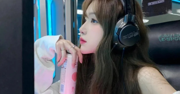 1800 ngày chơi game bằng chân, cơ thể nữ streamer biến dạng kinh hoàng