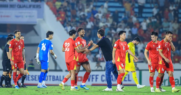 Khoảnh khắc HLV Kim Sang-sik ôm động viên từng học trò, ĐT Việt Nam chia tay nhau sau chiến thắng tưng bừng trước Malaysia