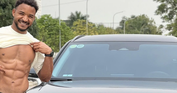 Hết vạch áo đếm múi khi ghi bàn lại khoe cơ bụng bên xế hộp, Xuân Son muốn cả thế giới biết: Tôi không béo!