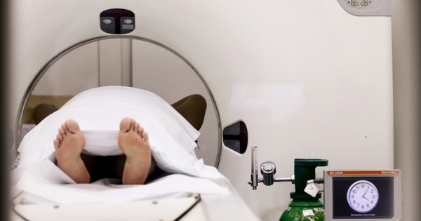 Người đàn ông có kết quả chụp CT "tử cung bình thường": Sự thật phía sau gây hoang mang