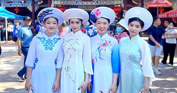 Khách Việt tới Trung Quốc sững người vì cảnh quá quen: Phụ nữ mặc áo dài, đàn bầu vang lên giữa làng