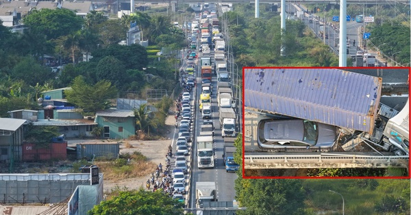 Xe container va chạm ô tô 7 chỗ, cửa ngõ TP.HCM ùn tắc kéo dài