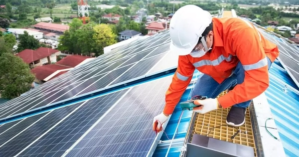 Điện mặt trời mái nhà kèm pin lưu trữ: Vì sao người dân còn e dè?