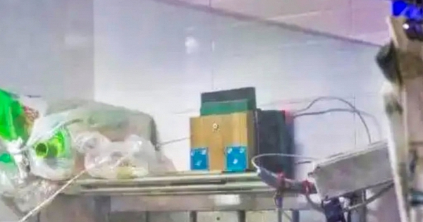 Người đàn ông dùng loa phóng thanh kể chuyện ma suốt 10 tiếng mỗi ngày để trả thù hàng xóm