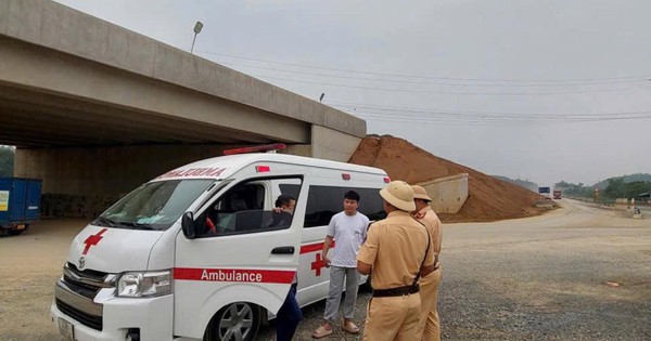 Bố giao xe cứu thương cho con trai chưa có giấy phép lái xe điều khiển