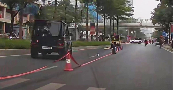 Hiện trường vụ cụ ông tử vong sau va chạm với Mercedes G63 trên phố Hà Nội