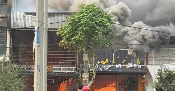 Nhà hàng cháy lớn, lửa lan sang 3 ngôi nhà bên cạnh