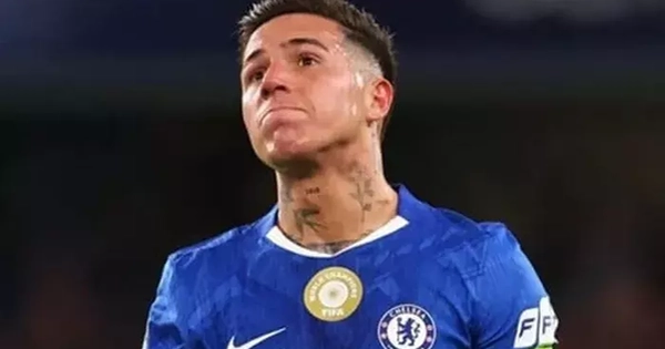 Enzo Fernandez vắng mặt trận gặp Man City dù đã xin lỗi Rosenior