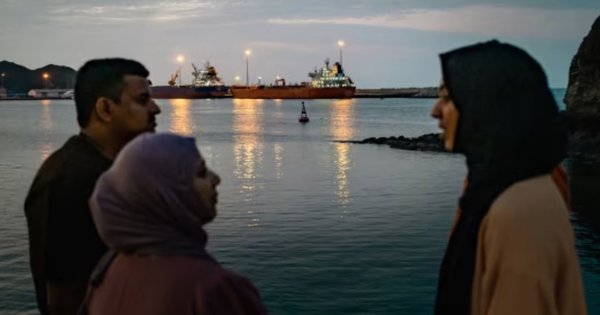 'Quýt làm, cam chịu': Iran lập trạm thu phí ở Hormuz, Mỹ 'bình chân như vại' nhưng đồng minh vùng Vịnh của Nhà Trắng lại gánh chịu thiệt hại  tới 14 tỷ USD