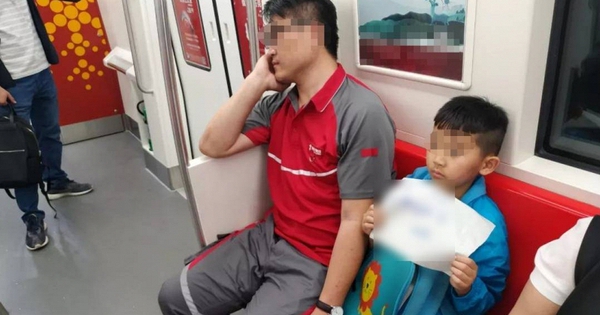 Bé trai cầm trên tay tấm bảng, đọc xong mà ngàn phụ huynh mơ ước: Đây chính là 