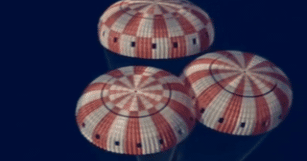 Khoảnh khắc Artemis II bung dù, hạ cánh an toàn ngoài khơi San Diego, hoàn thành sứ mệnh 10 ngày bay quanh Mặt trăng