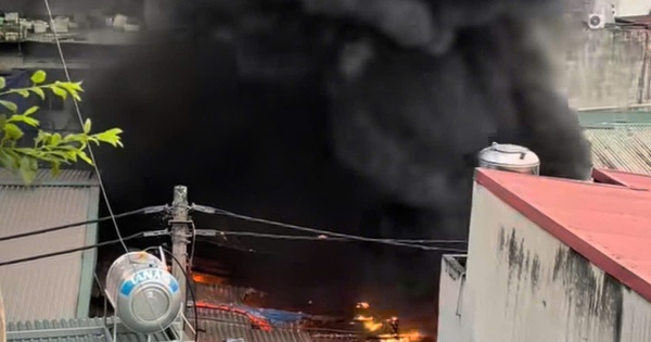 Cháy kho đông lạnh trong ngõ nhỏ Hà Nội, thiêu rụi nhiều xe máy